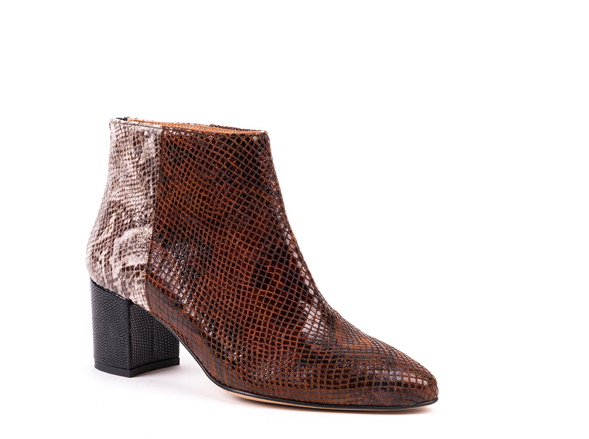 Botins de salto alto em pele gravada cobra castanha
