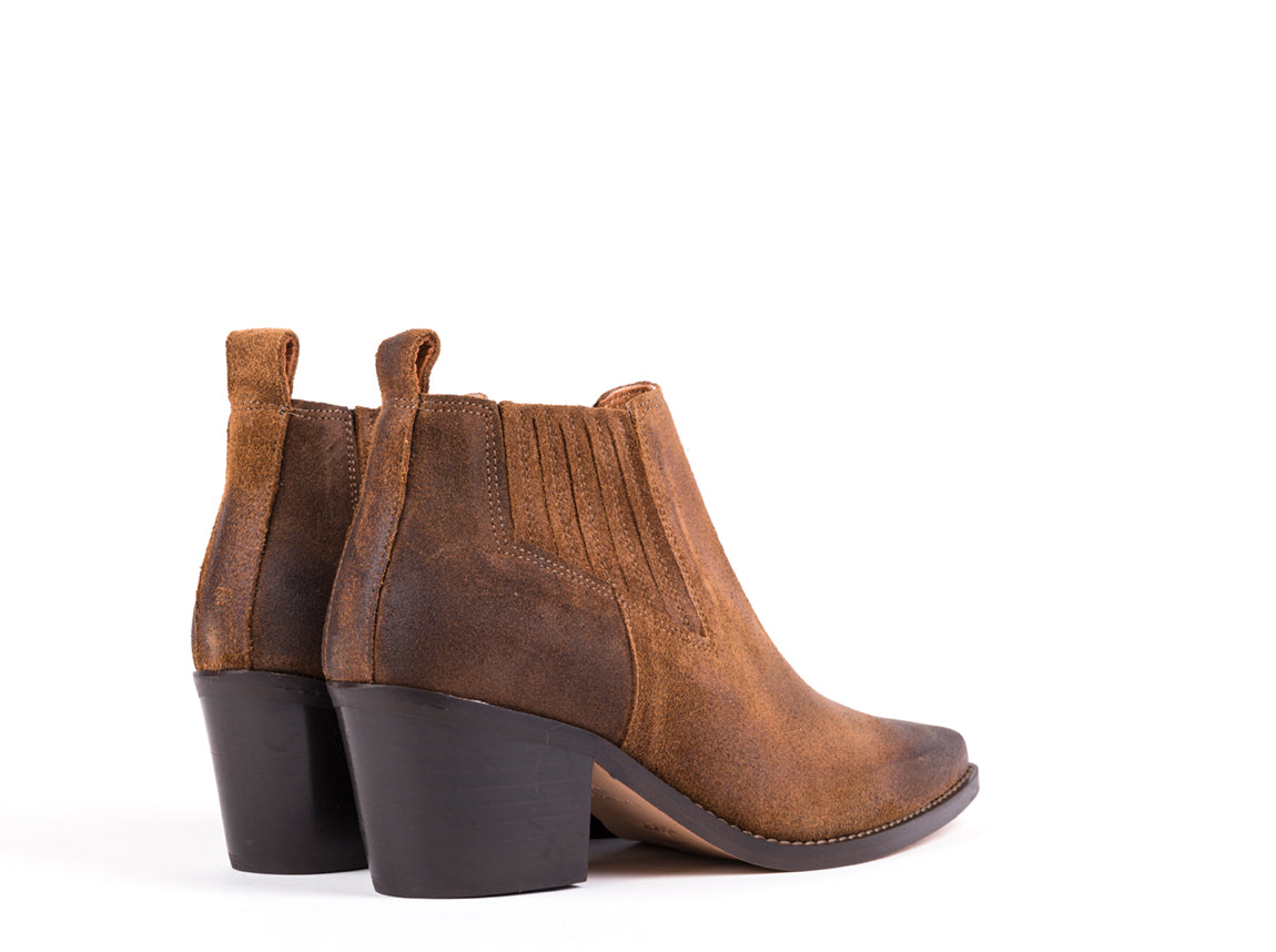Botins de salto alto em croute encerada castanho