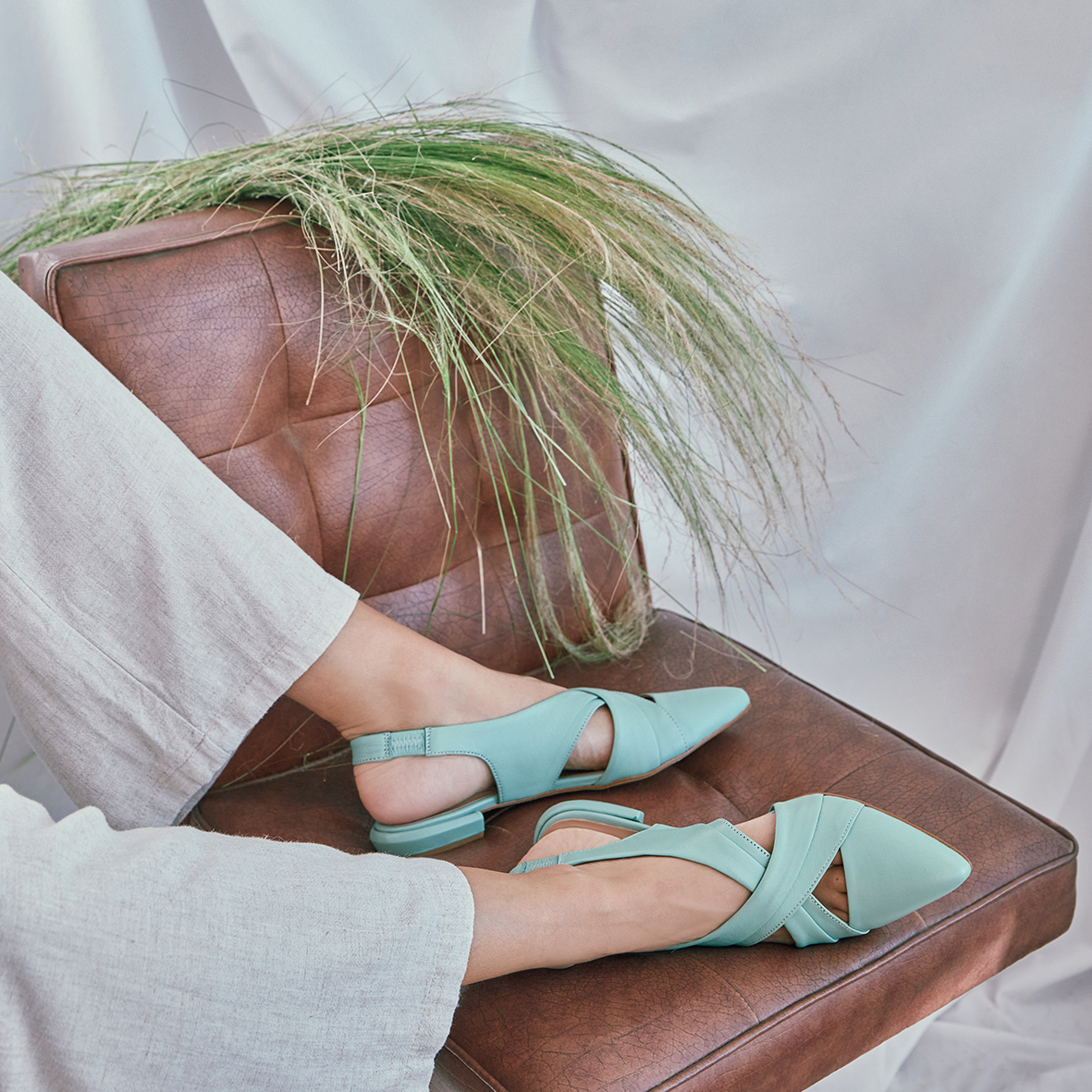 Slingbacks rasos em pele toupeira