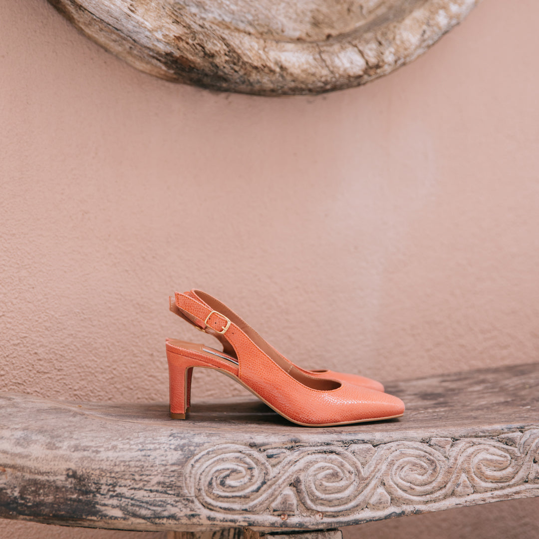 Slingbacks de salto alto em pele gravada pêssego