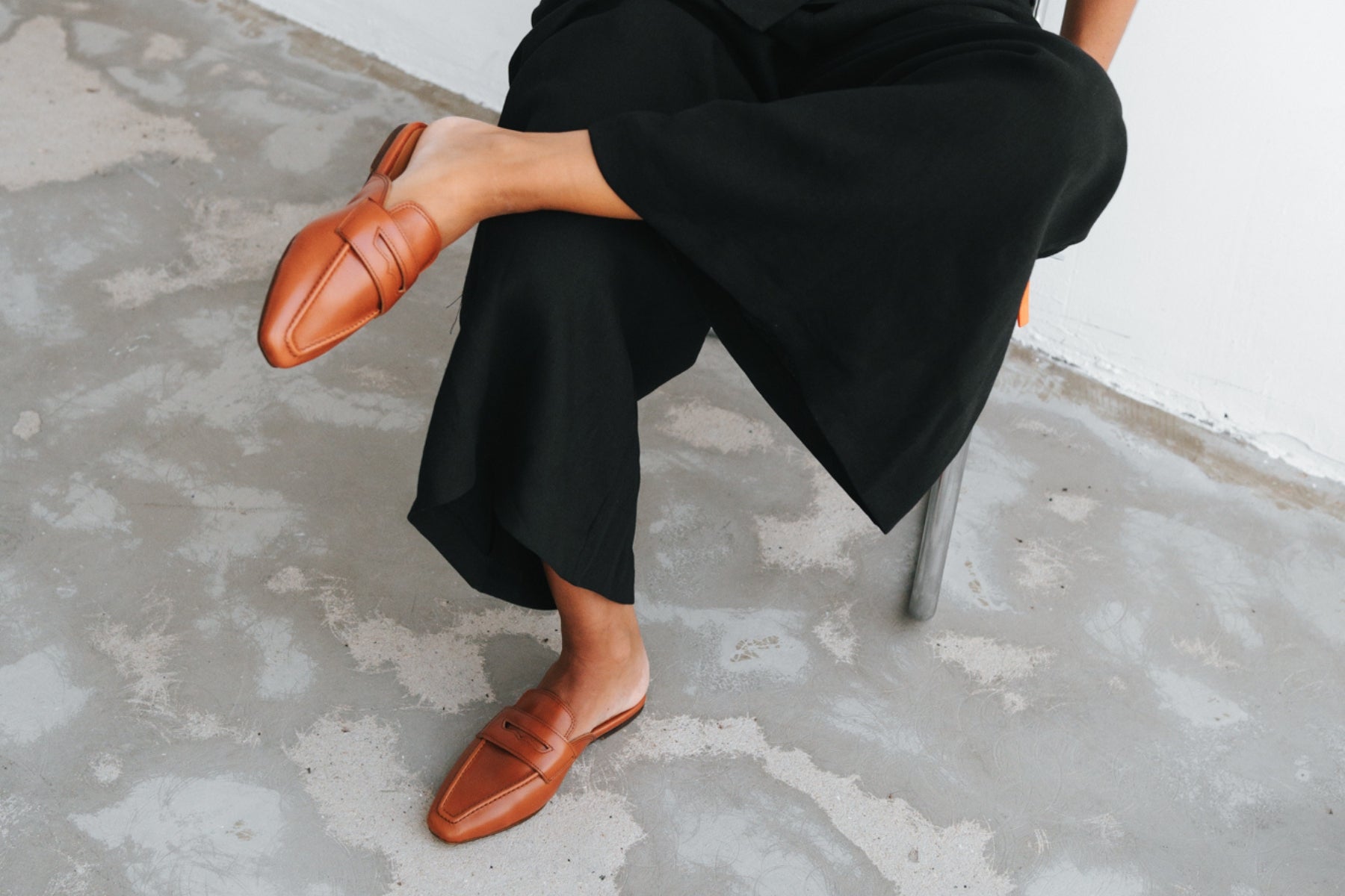Flat suede mules