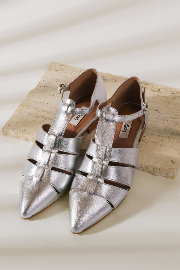 Sapatos rasos abertos em pele metalizada prata