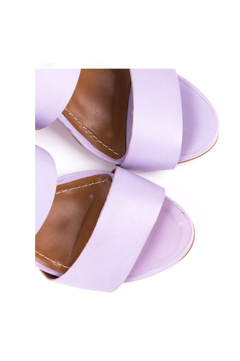 ​High-heeled sandals in lilac leather