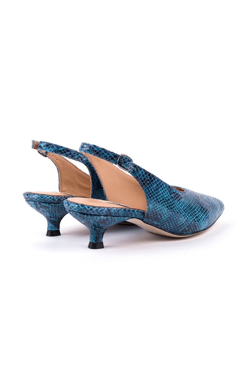 Slingbacks em pele bovina gravada azul com efeito cobra