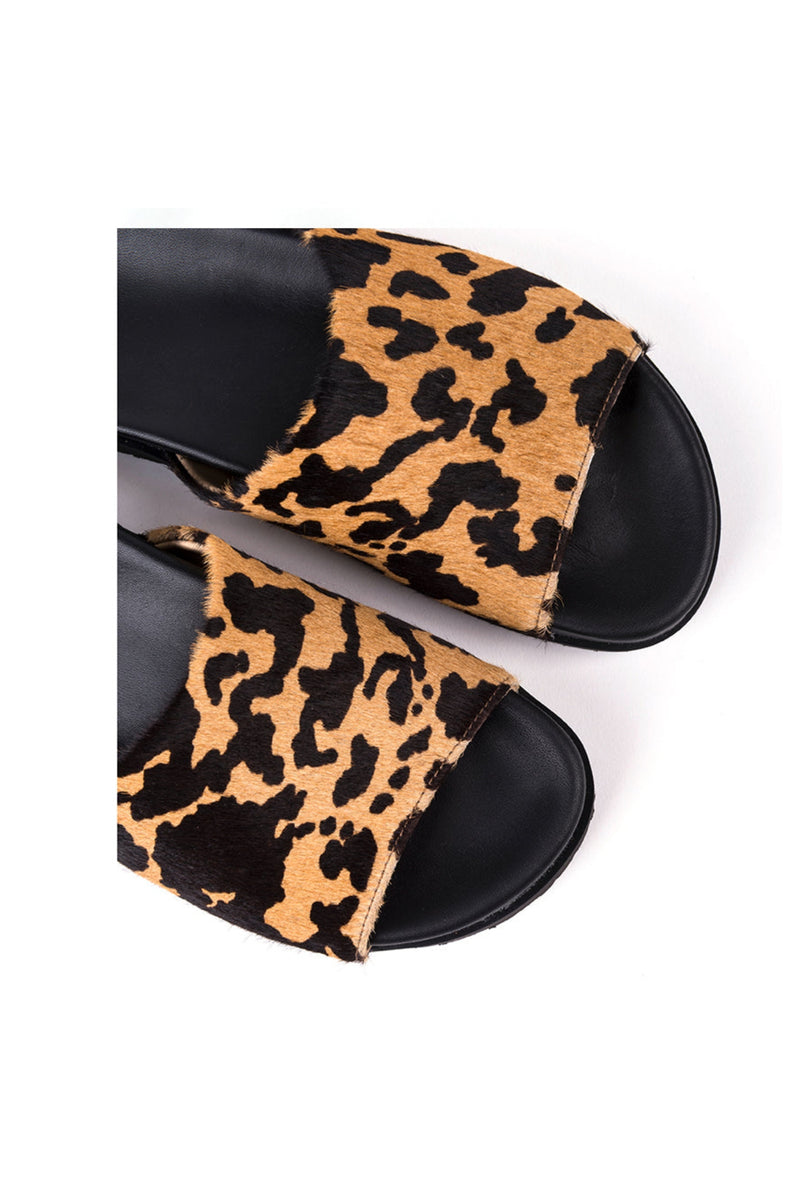 Black leather flat sandals with leopard fur