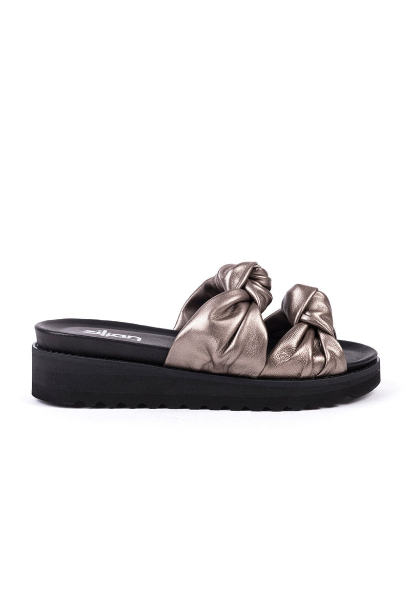 Flat sandals in black and metallic leather