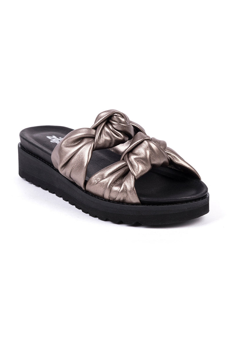 Flat sandals in black and metallic leather