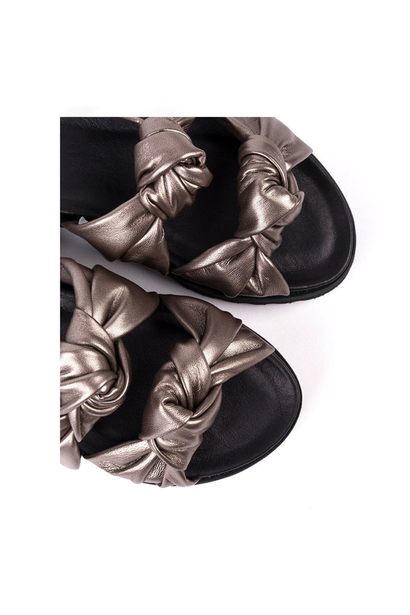 Flat sandals in black and metallic leather