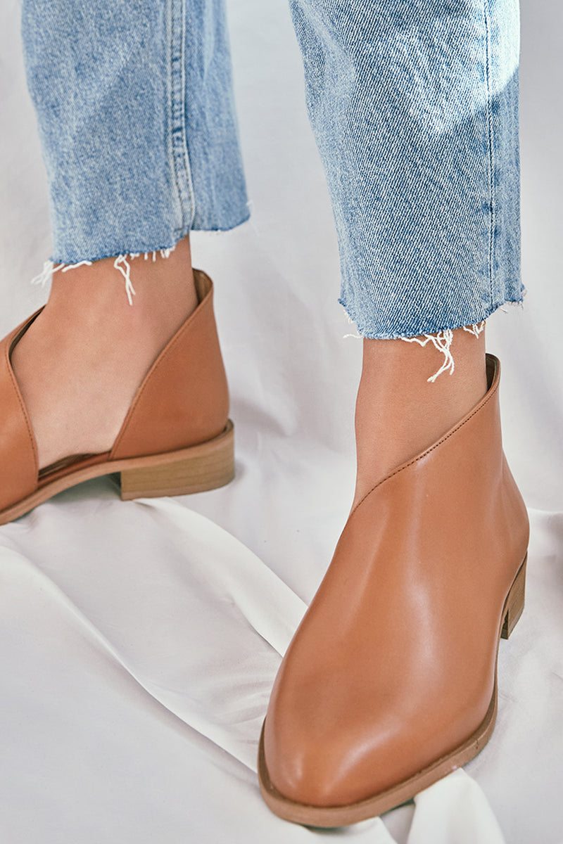 Botins rasos em pele camel