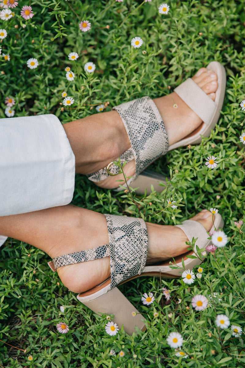 ​High helled sandals in beige engraved leather and suede