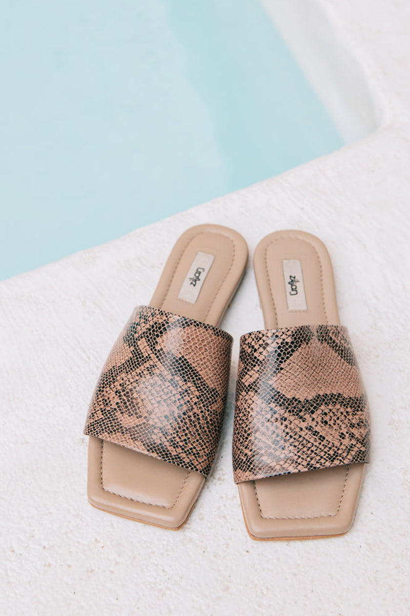 Mules in patterned natural leather.