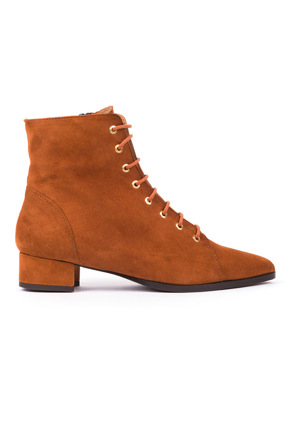 Pointed ankle boots in