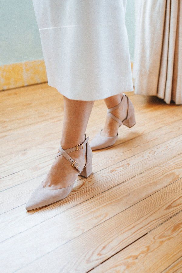 Mid heeled 5,5 cm bridal shoes in taupe suede