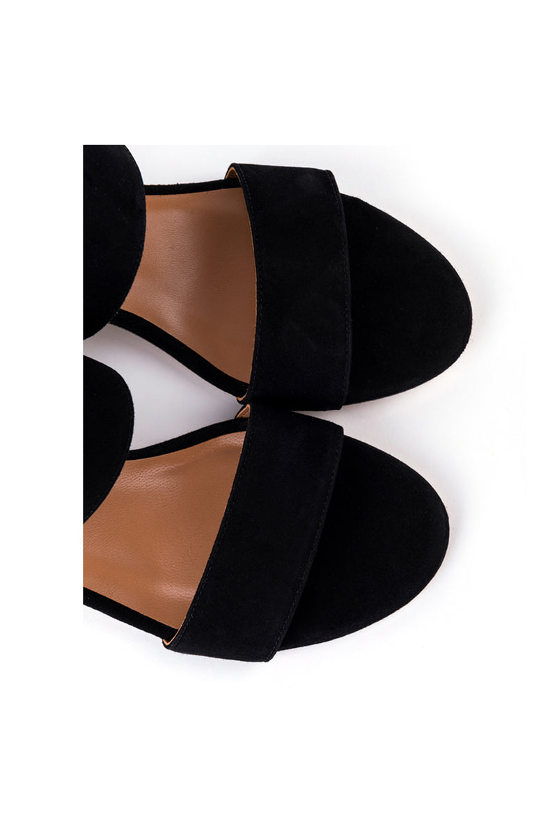 Sandalia camurça preta elegante com fivela ajustável no tornozelo.