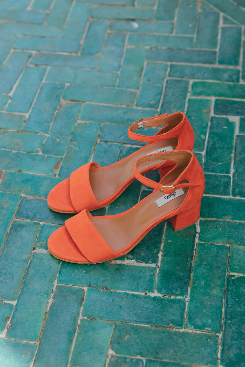 Sandálias de senhora coleção de verão. Salto médio confortável, disponíveis em camurça preta, roxa, verde, laranja, azul escuro