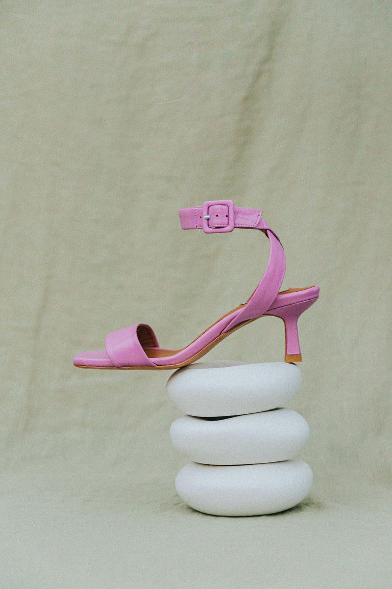 Sandálias de senhora kitten heel em pele com tiras cruzadas no tornozelo e fivela ajustável. Disponíveis em prerto, toupeira, verde e rosa