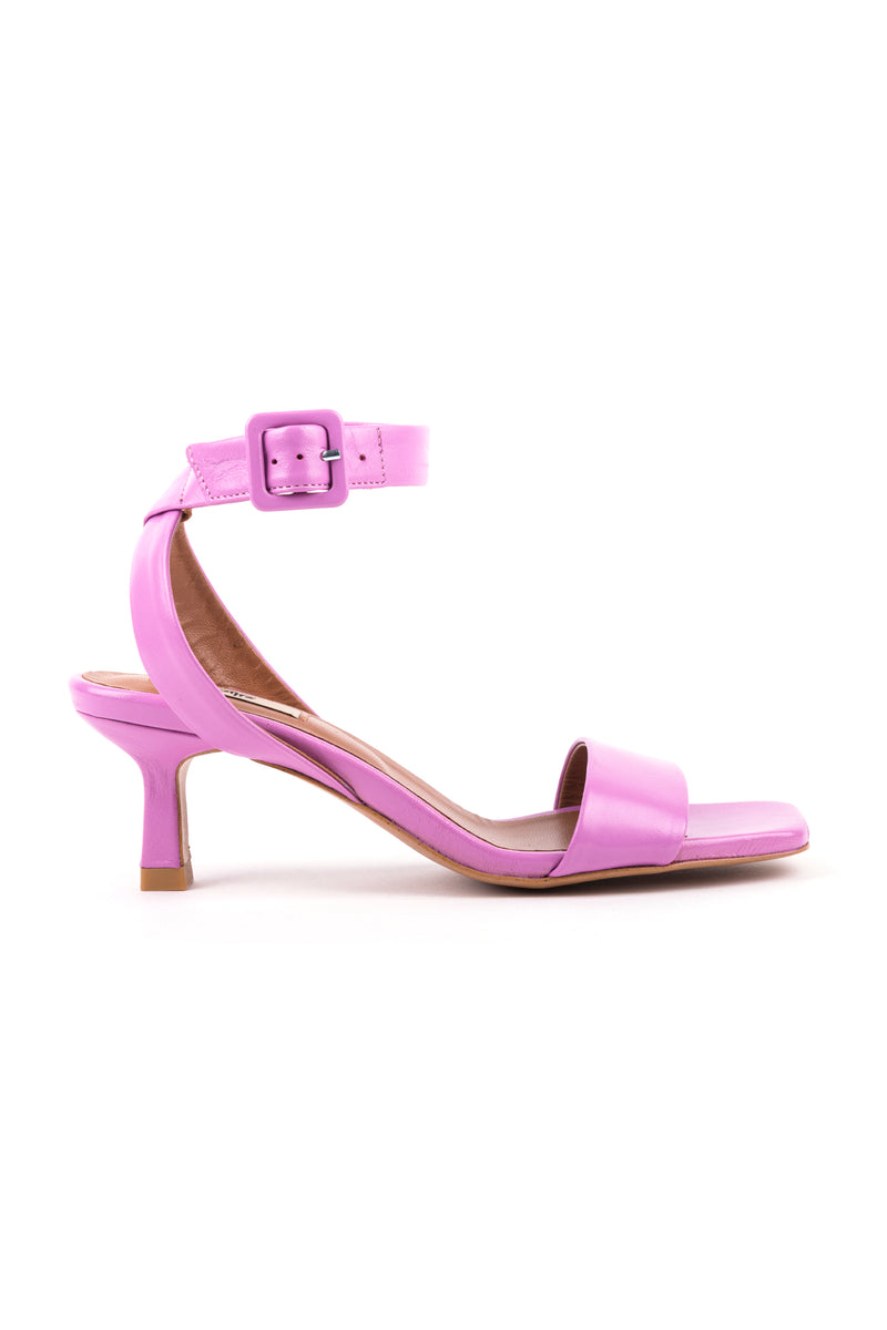 Sandálias de senhora kitten heel em pele com tiras cruzadas no tornozelo e fivela ajustável. Disponíveis em prerto, toupeira, verde e rosa