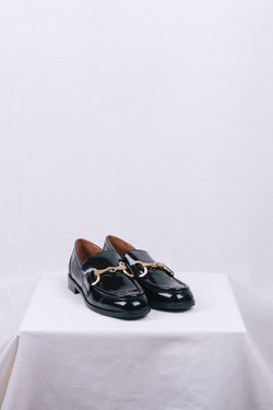 Sapatos estilo loafers rasos em verniz preto e verniz toupeira.