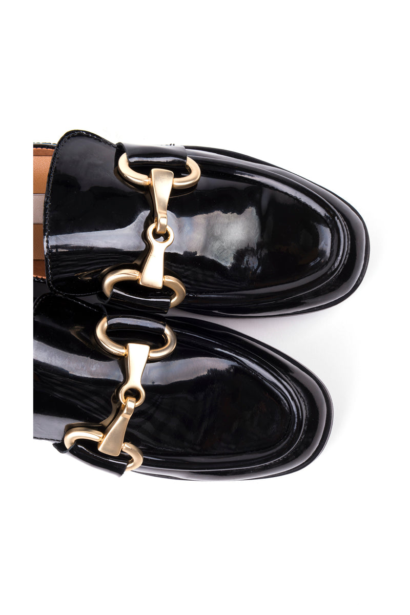 Sapatos estilo loafers rasos em verniz preto e verniz toupeira.