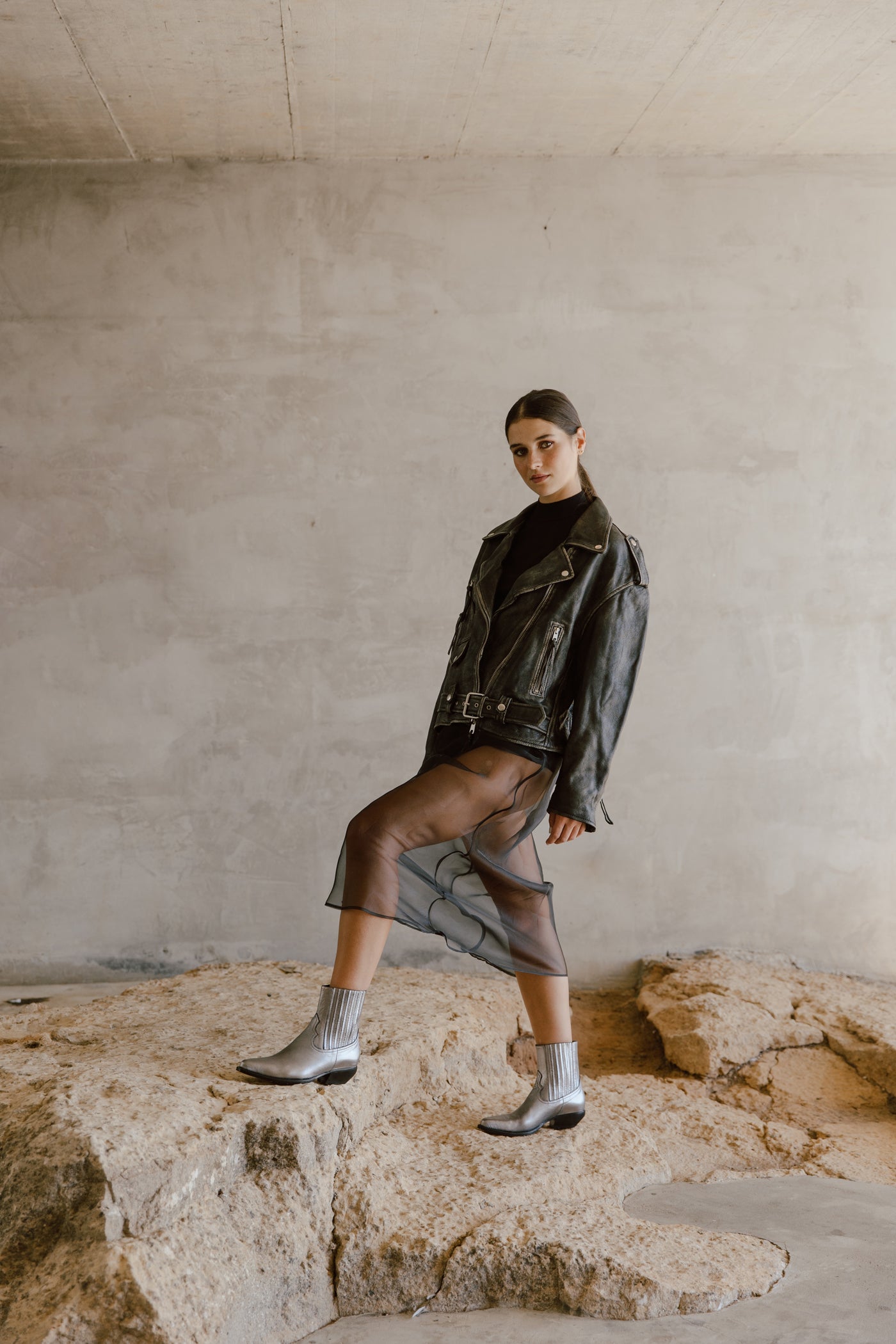 Botins texanos em pele metalizada prata de salto médio.