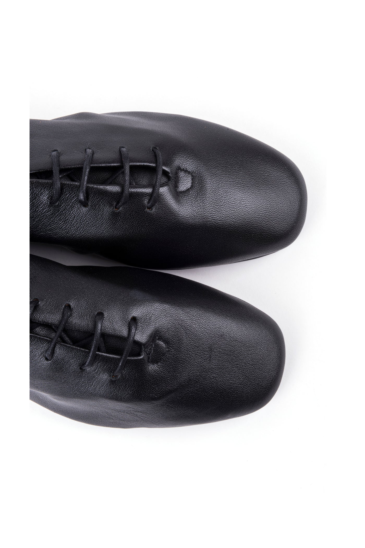 Sapatos rasos confortáveis em pele com atacadores em preto e camel