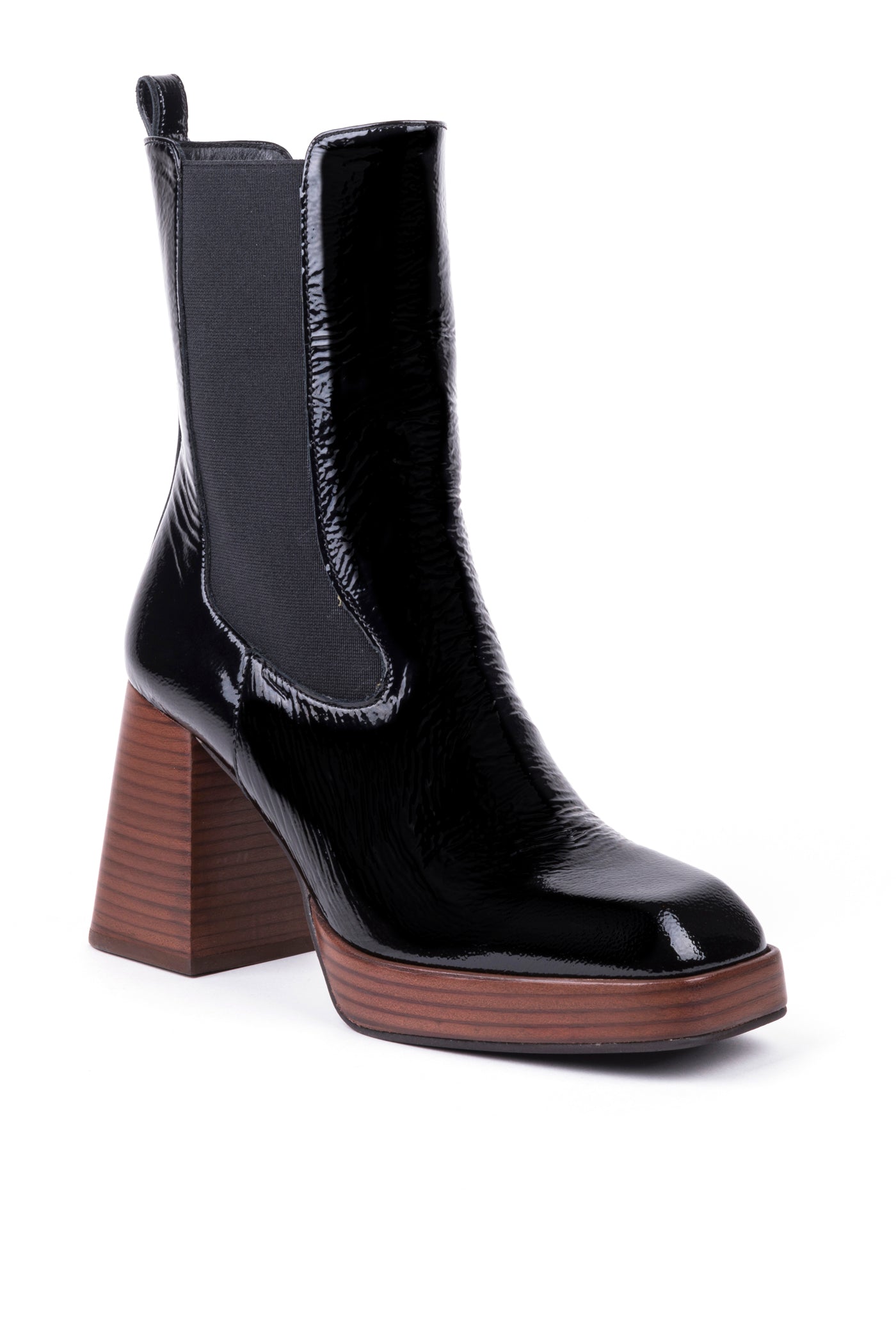 Botins chelsea de salto alto compensado em verniz