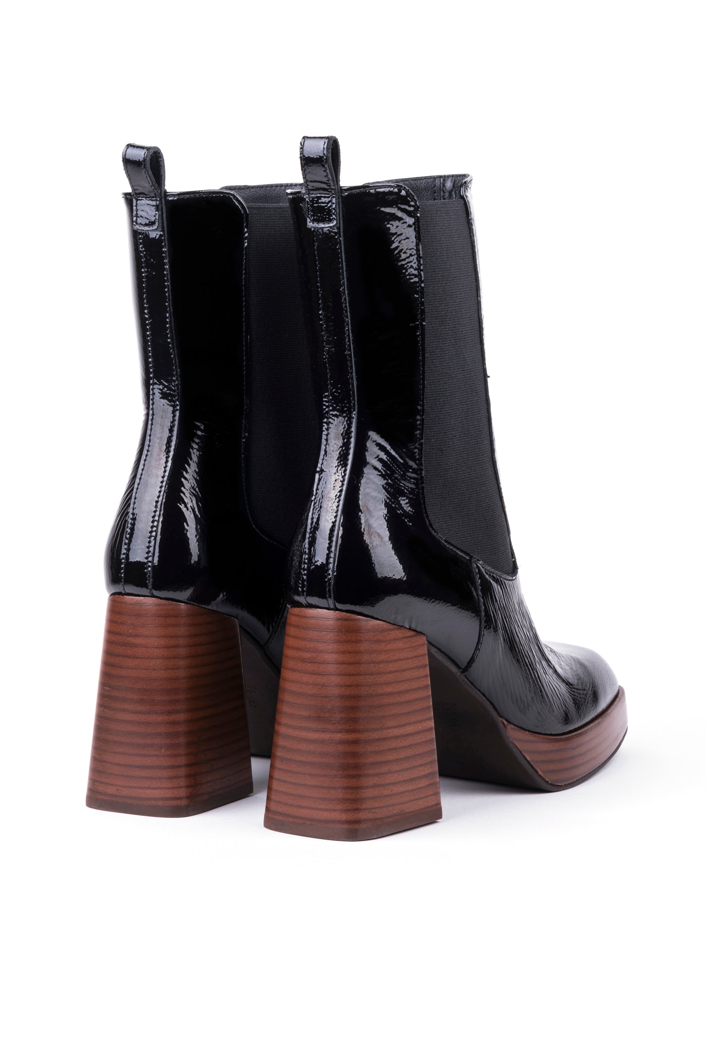 Botins chelsea de salto alto compensado em verniz