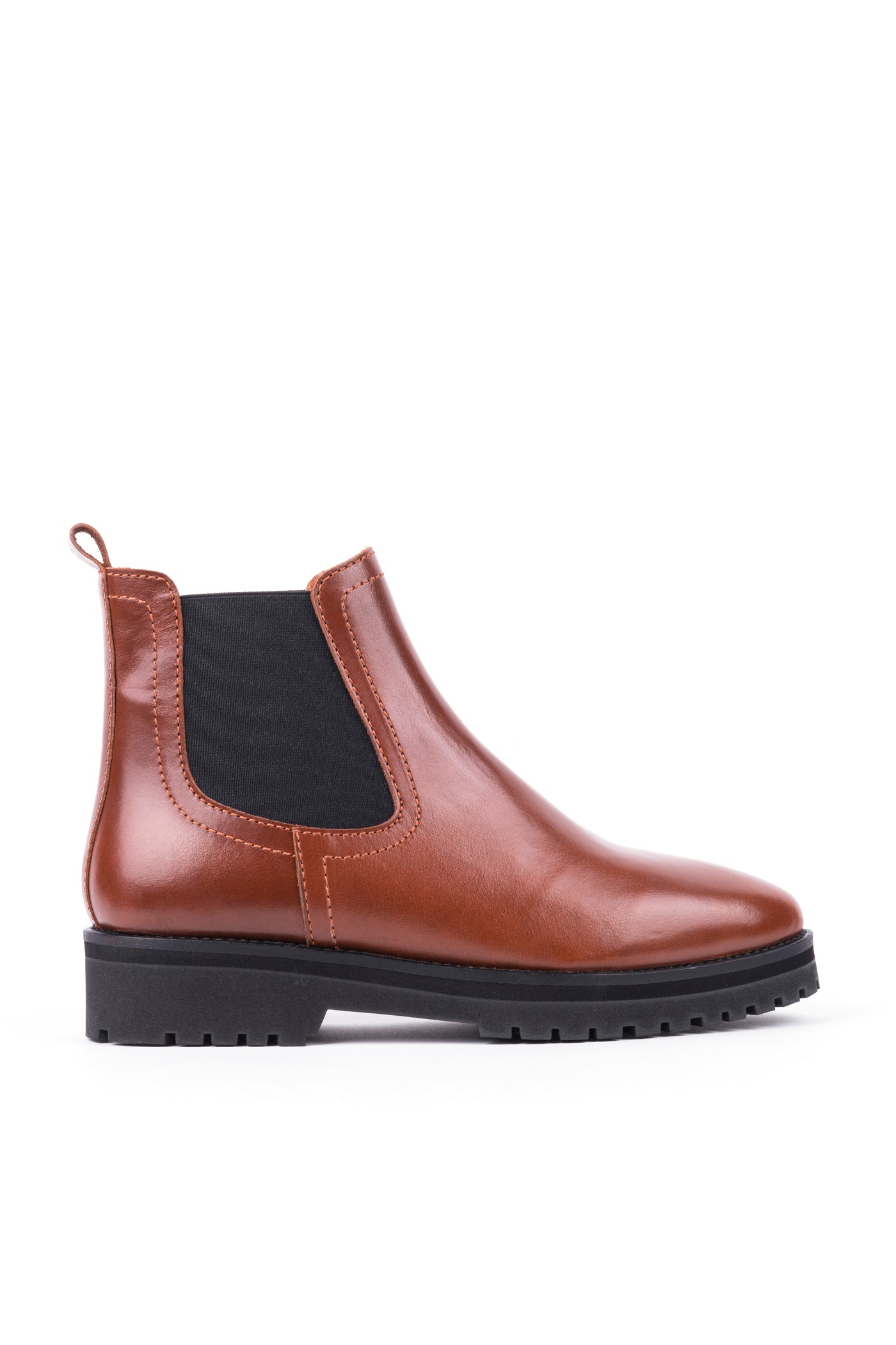 Botim raso estilo chelsea com elásticos laterais em pele, disponível em camel e em preto. 