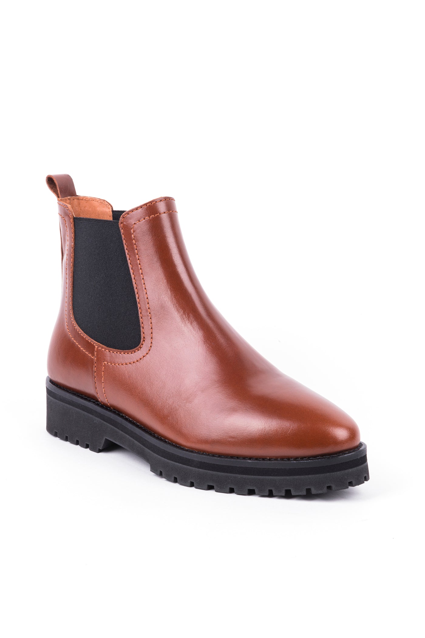 Botim raso estilo chelsea com elásticos laterais em pele, disponível em camel e em preto. 