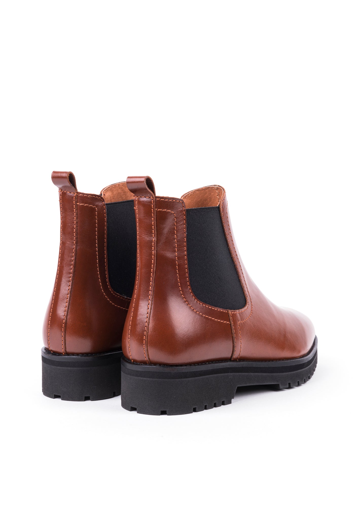 Botim raso estilo chelsea com elásticos laterais em pele, disponível em camel e em preto. 