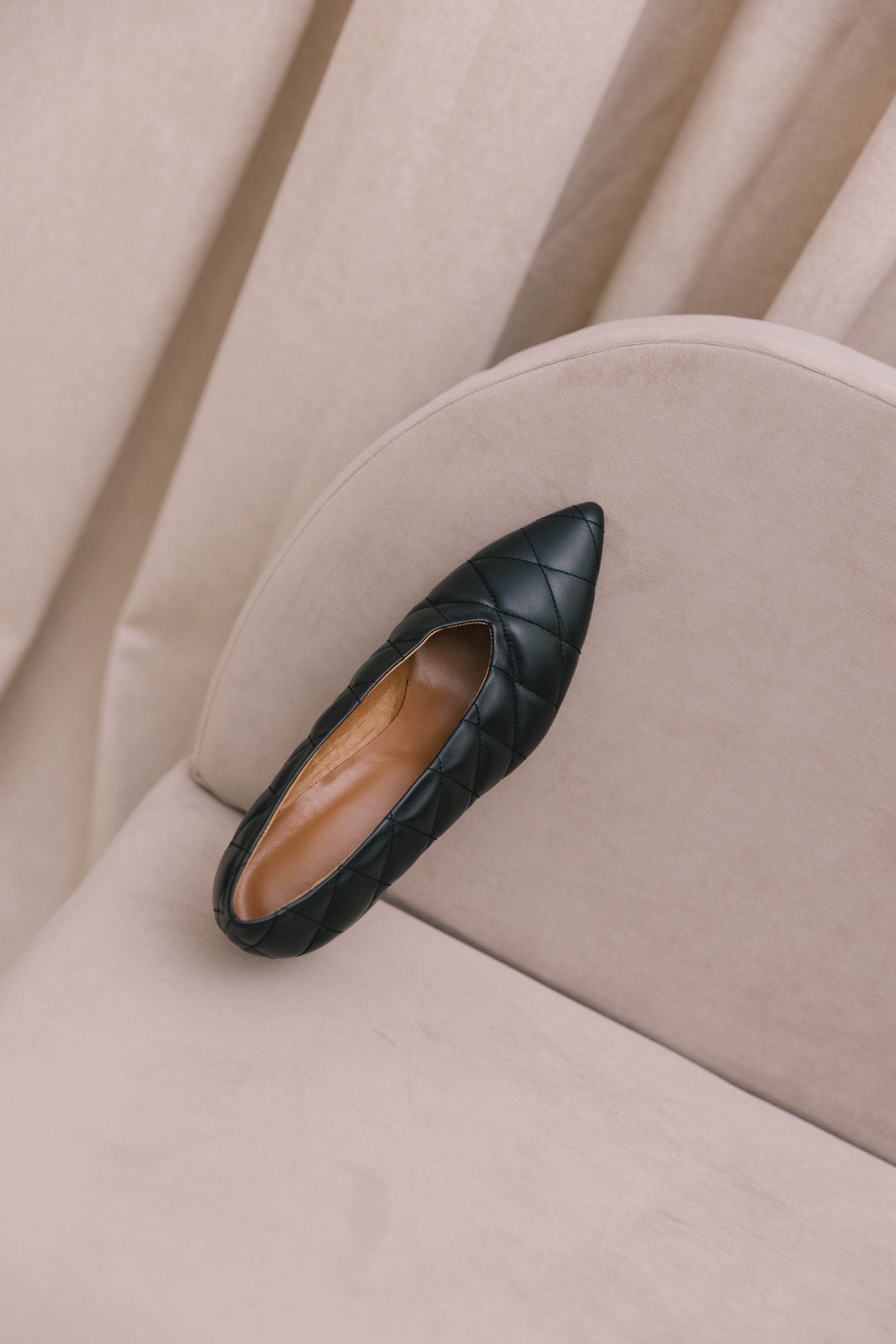 Sapato salto alto decote em V em pele. Disponível em preto e em bordeaux. Ref: 600598 