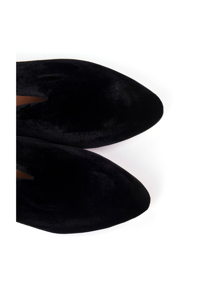 Sapatos estilo babucha rasa em veludo. Disponível em preto e roxo. Ref: 600606 <p>