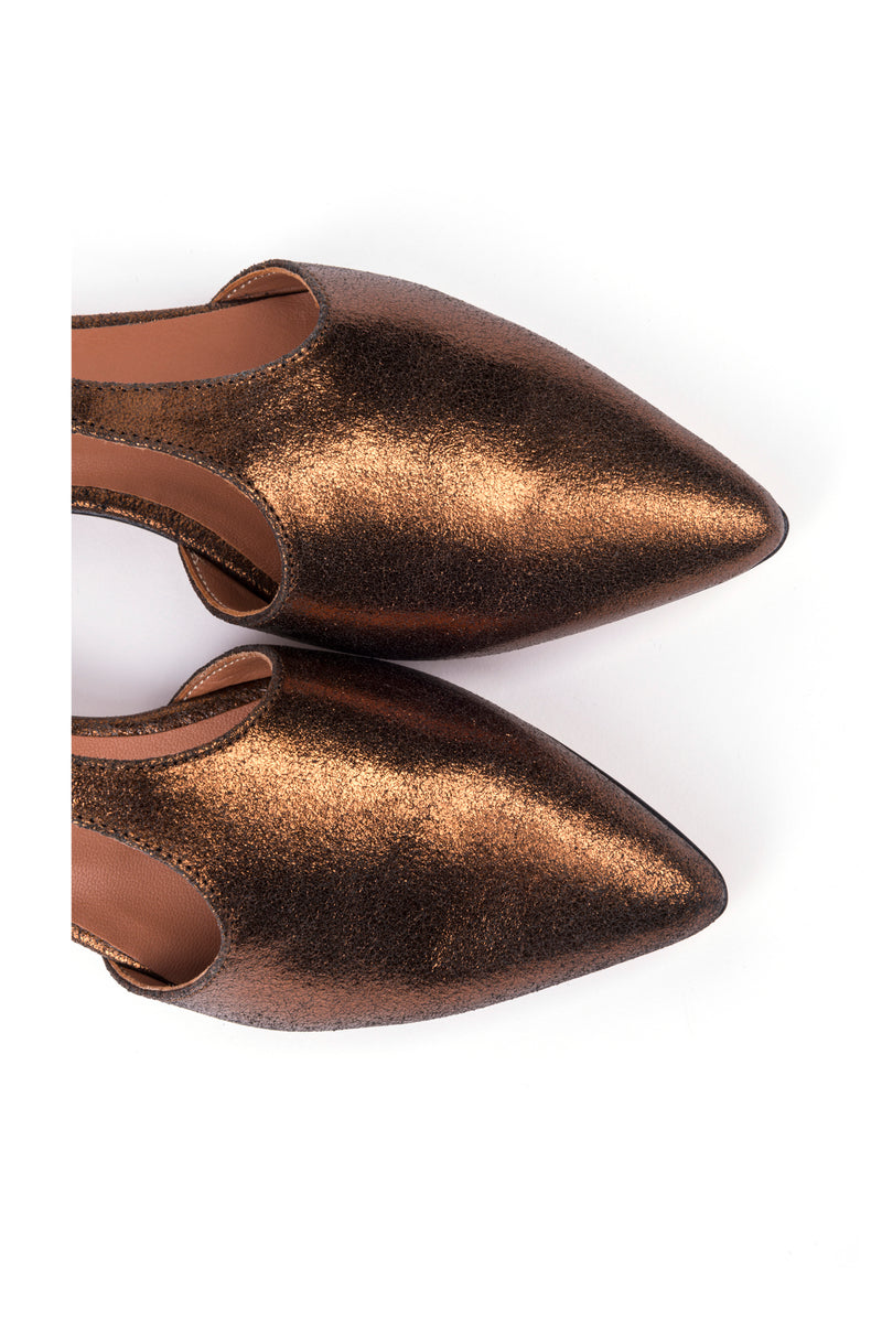 Sapatos rasos de senhora  em croute metalizado bronze com tira no tornozelo e fivela ajustável.