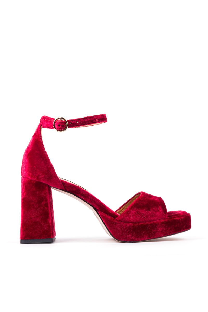 Sandálias de salto alto de festa em veludo vermelho com fivela ajustável no tornozelo.  Ref: 600612 <p> Altura do salto:9,5 cm // 
Altura do compensado: 2 cm