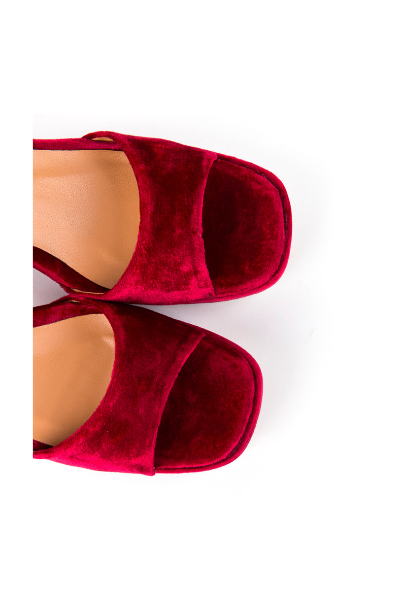 Sandálias de salto alto de festa em veludo vermelho com fivela ajustável no tornozelo.  Ref: 600612 <p> Altura do salto:9,5 cm // 
Altura do compensado: 2 cm