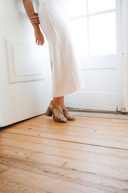 Sandálias de noiva de salto alto 7,5 cm com tiras cruzadas em camurça verde