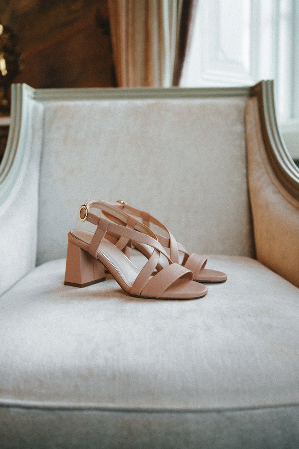 High heeled sandals with crossed straps in nude leather
