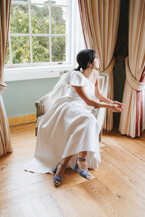 Sandálias de noiva de salto alto 7,5 cm com detalhe de nó em camurça azul e tiras no tornozelo