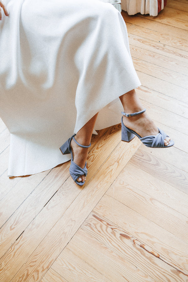 Sandálias de noiva de salto alto 7,5 cm com detalhe de nó em camurça azul e tiras no tornozelo