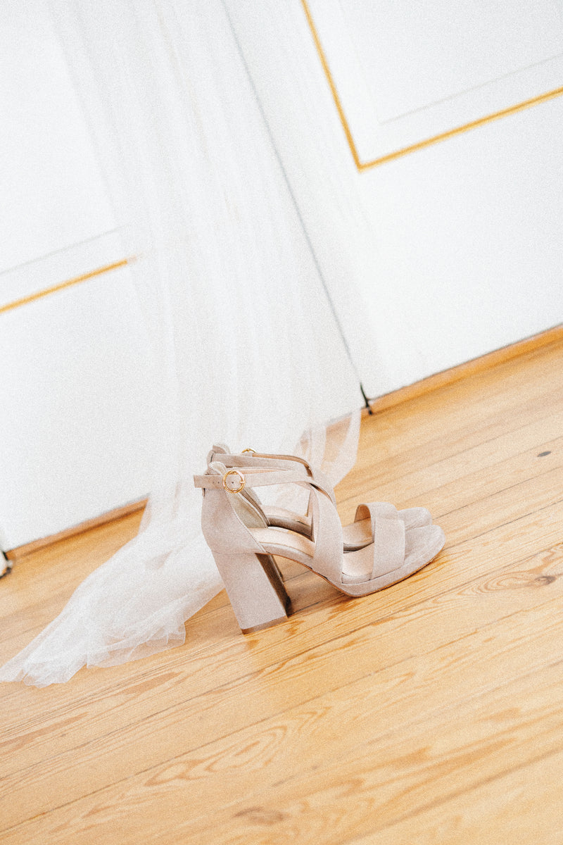 Sandálias de noiva com tiras cruzadas de salto alto 9 cm em camurça