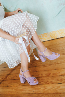 Sandálias de noiva de salto alto 9 cm com detalhe de nó em camurça lilás