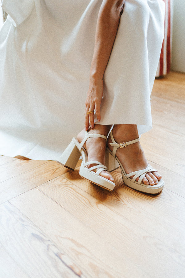 Sandálias de noiva de salto alto 9,5 cm compensado com três tiras em pele off-white