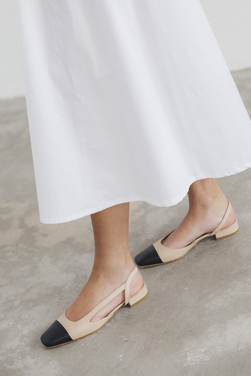 Slingbacks clássicos rasos em pele nude com cap toe preto