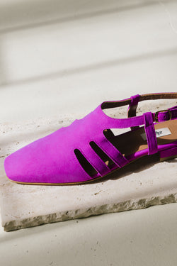 Sapatos rasos com recortes em camurça fushia e azul escura