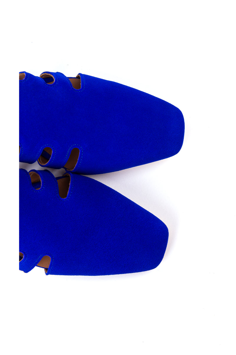 Sapatos rasos com recortes em camurça fushia e azul escura