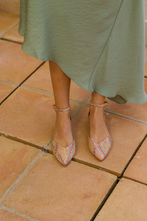 Sapatos rasos em tecido com fivela tornozelo