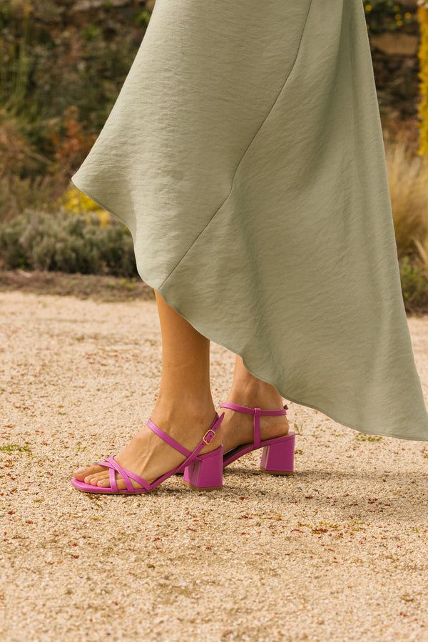 Sandálias de senhora salto em pele rosa com tiras finas e fivela ajustável no tornozelo. 