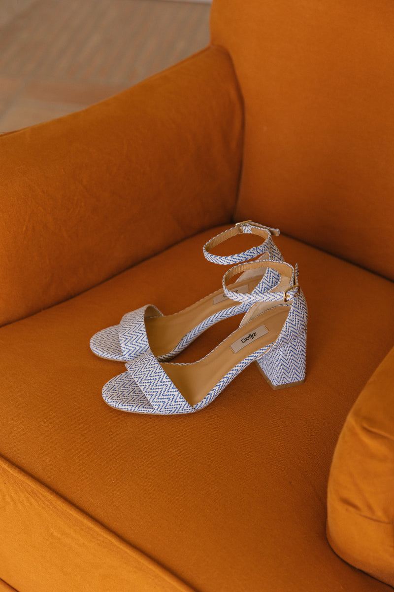Sandálias de senhora de salto alto em ráfia com padrão azul e branco.