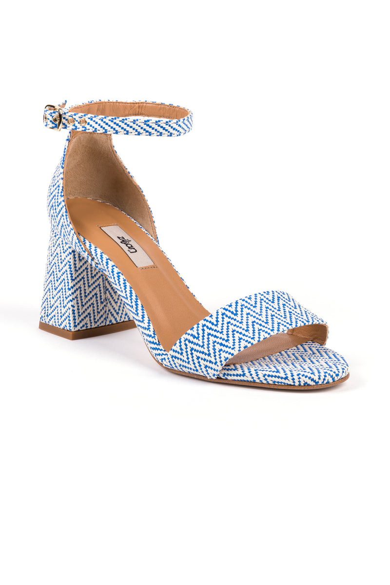 Sandálias de senhora de salto alto em ráfia com padrão azul e branco.