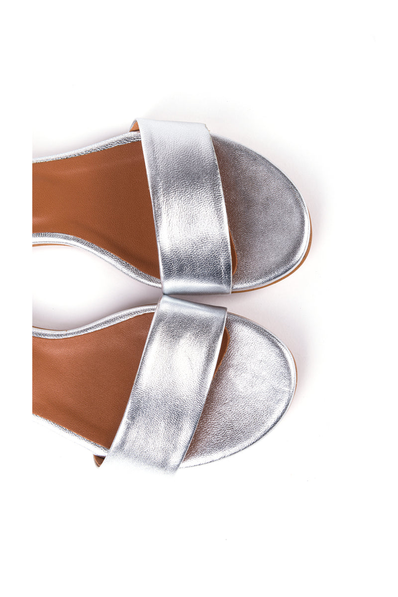 Sandálias rasas em pele metalizada prata
